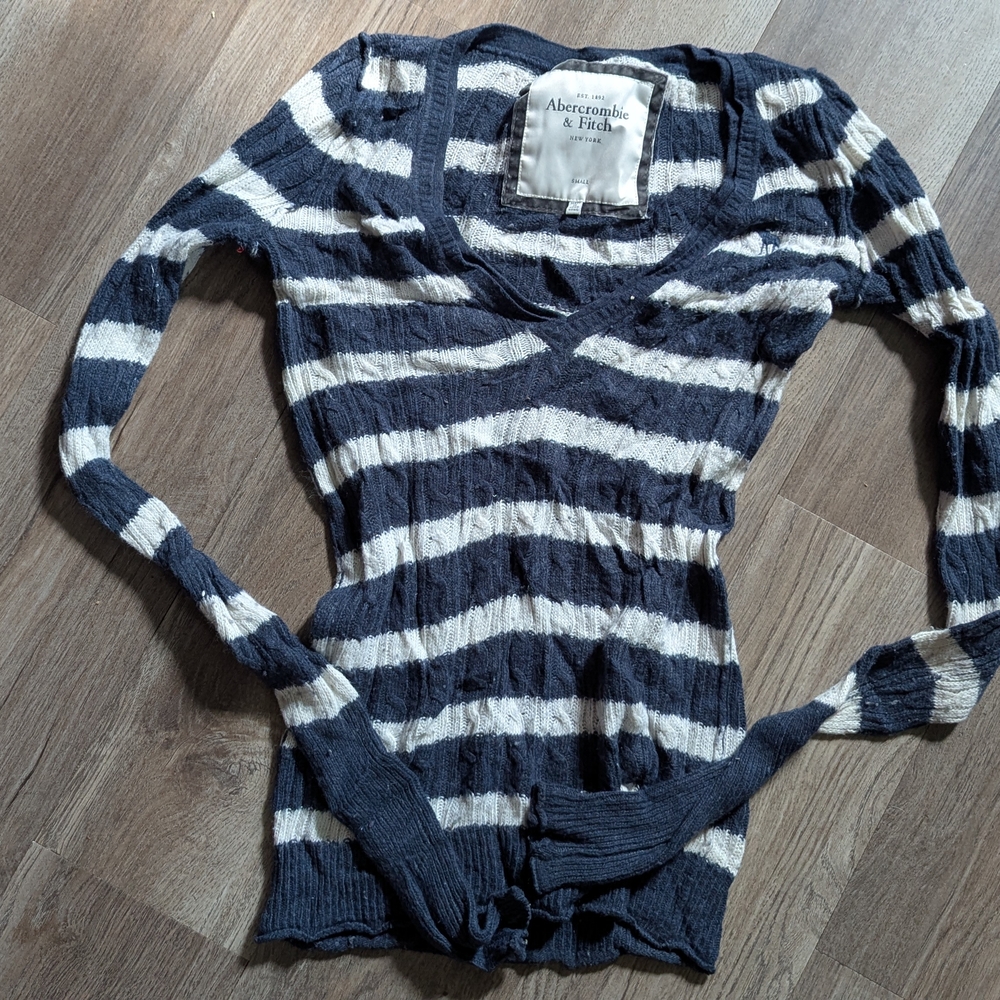 Abercrombie & Fitch Navy and White Knit Top